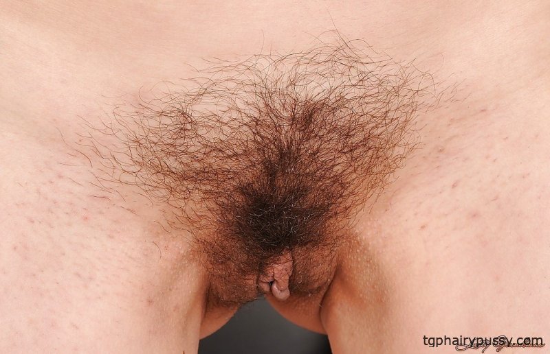 Бабушка с короткой стрижкой снимает нижнее белье и раздвигает ноги