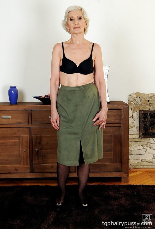 Очень старая дама Вивиана с крошечными сиськами показывает свою волосатую пизду