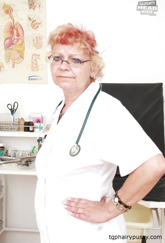 Грязная бабушка в униформе медсестры растягивает свою пизду пальцами