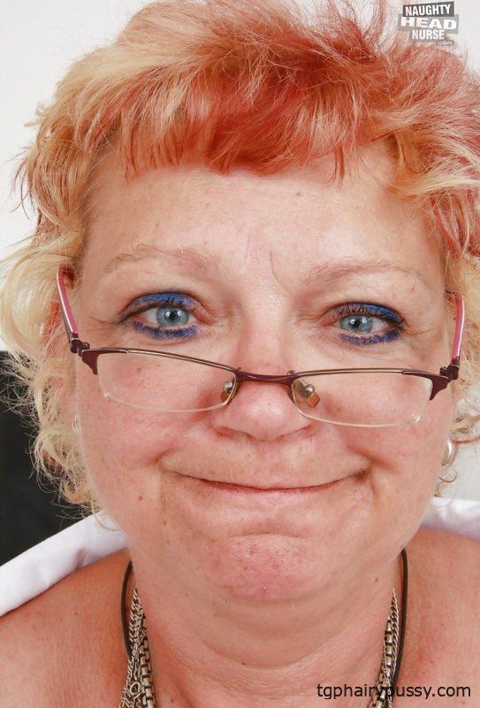 Грязная бабушка в униформе медсестры растягивает свою пизду пальцами