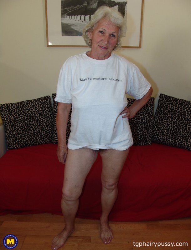 Шлюховатая бабушка Мария писает в ведро перед тем, как трахнуть свою теплую пизду битой