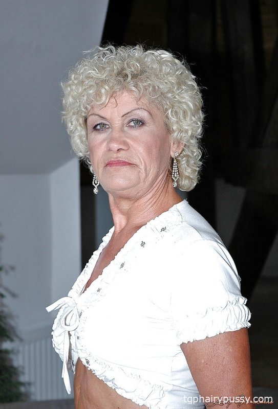 Грязная бабушка в чулках раздевается и мастурбирует игрушкой ее волосатую пизду