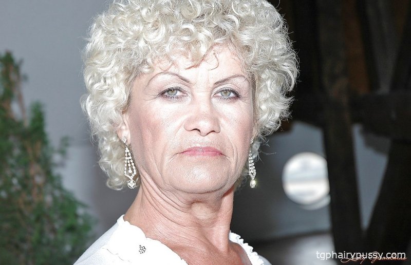 Грязная бабушка в чулках раздевается и мастурбирует игрушкой ее волосатую пизду