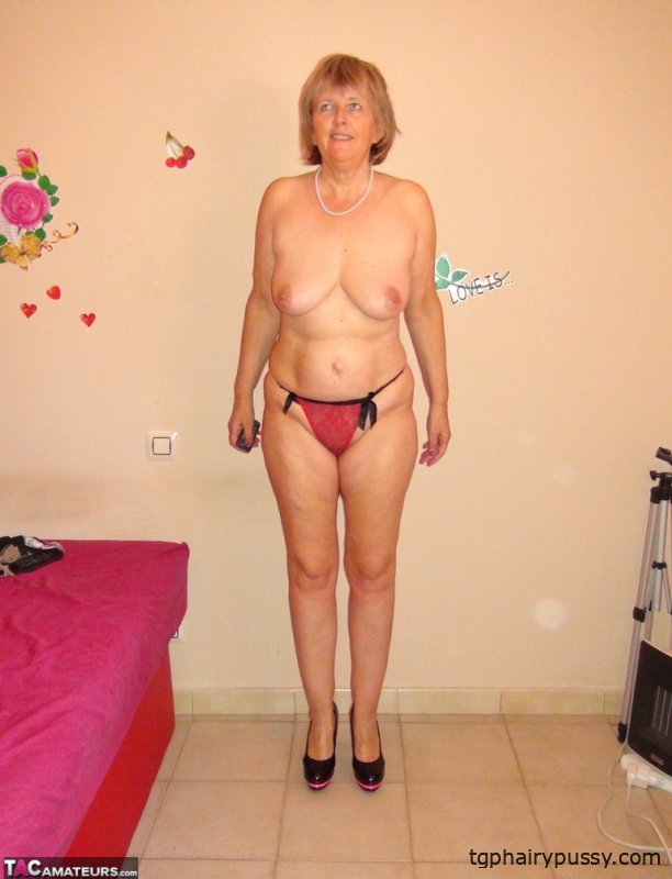 Старушка Эбби Робертс раздвигает пальцами свою киску пока голая позирует