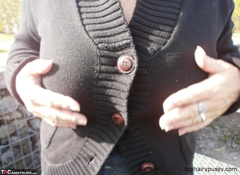 Возбужденная старая Каро на улице в сапогах раздвигает киску, чтобы поиграть с бутылкой вина