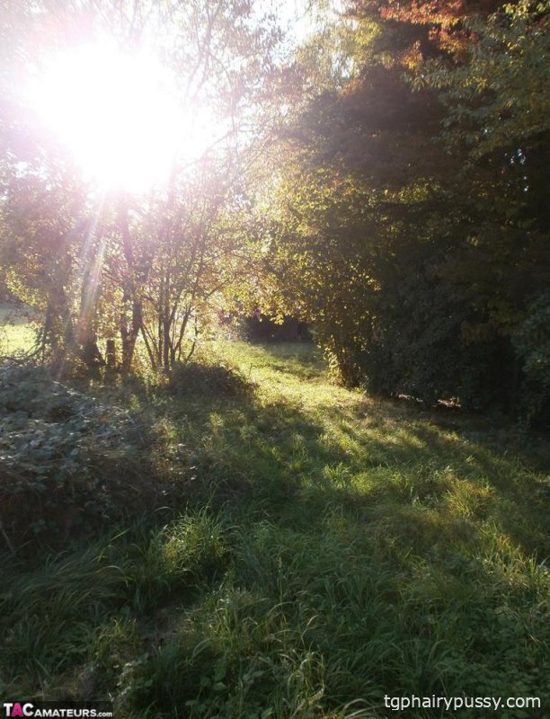 Возбужденная старая Каро на улице в сапогах раздвигает киску, чтобы поиграть с бутылкой вина
