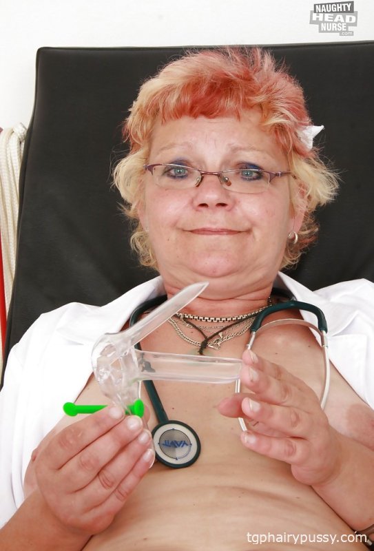 Шаловливая бабушка в чулках набивает свою пизду игрушкой и гинекологическими инструментами