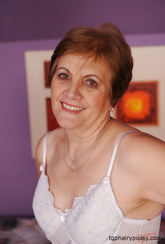 Шаловливая бабушка с волосатой щелью снимает нижнее белье и раздвигает ноги