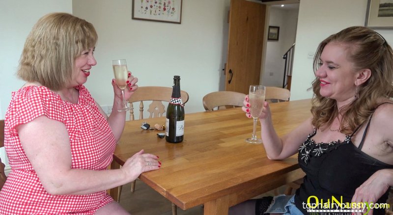 Бабушка с отвисшими сиськами Власта и ее подруга одновременно трахают друг друга игрушками