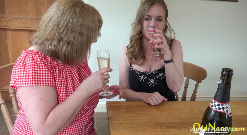 Бабушка с отвисшими сиськами Власта и ее подруга одновременно трахают друг друга игрушками