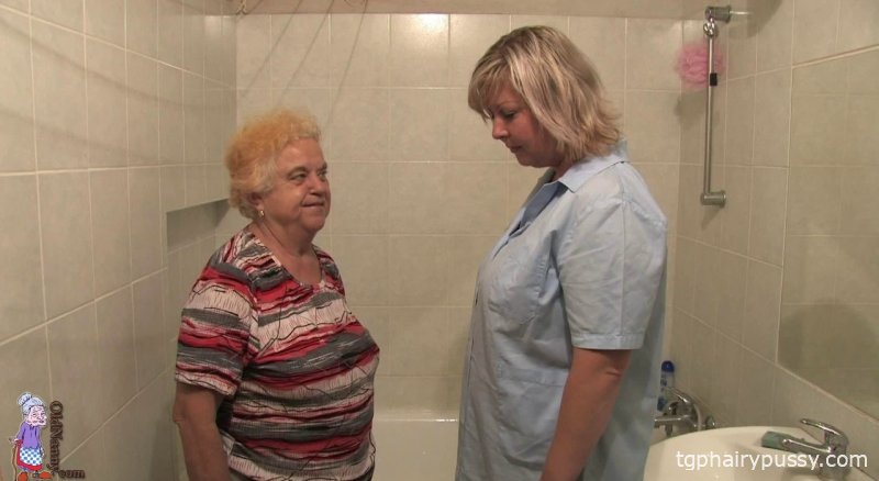 Бабушка-толстушка Клара позволяет своей сиделке-лесбиянке трахнуть пальцами ее возбужденную киску