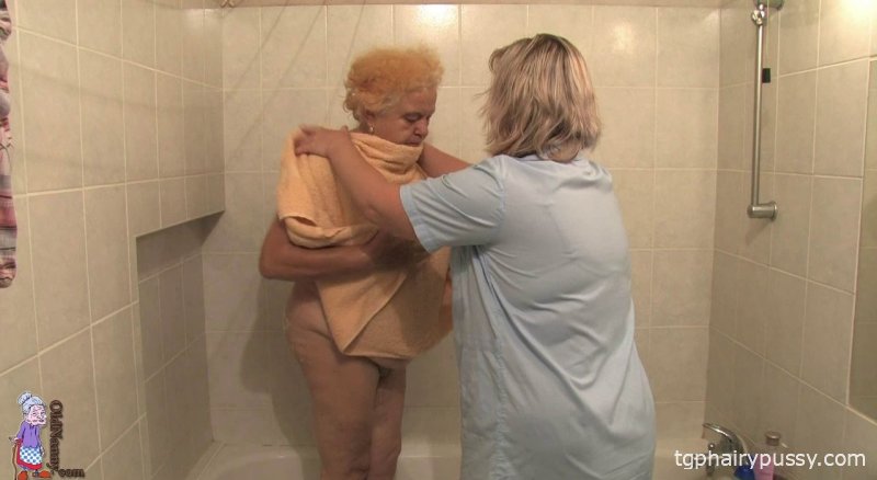 Бабушка-толстушка Клара позволяет своей сиделке-лесбиянке трахнуть пальцами ее возбужденную киску