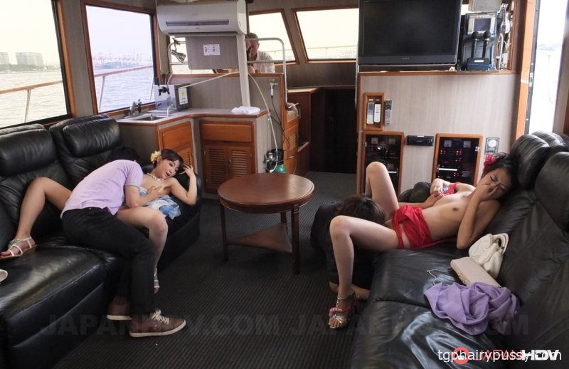 Невинных японских брюнеток трахают и наполняют сливками во время оргии на лодке