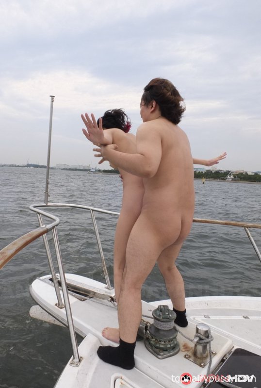 Невинных японских брюнеток трахают и наполняют сливками во время оргии на лодке