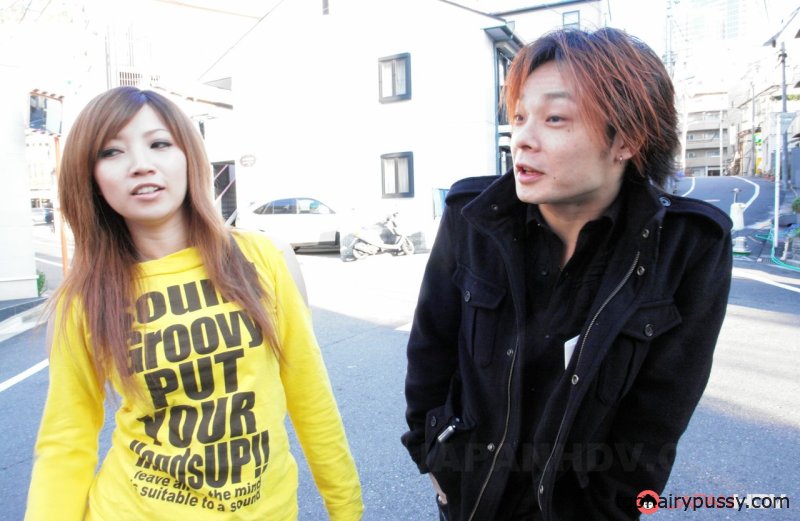 Застенчивая японская жена Мисаки Аиба даёт в свою пушистую щель игрушкой в тройничке