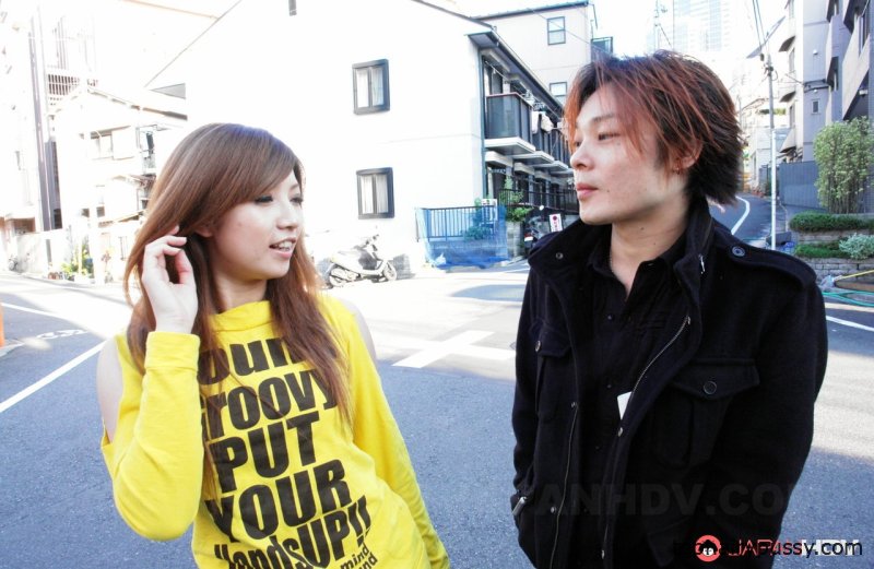 Застенчивая японская жена Мисаки Аиба даёт в свою пушистую щель игрушкой в тройничке