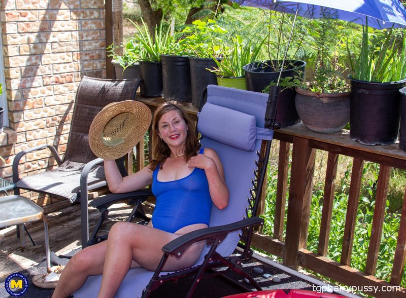 Зрелая женщина Оливия Джонсон снимает купальник перед тем, как трахнуть свою волосатую киску игрушкой