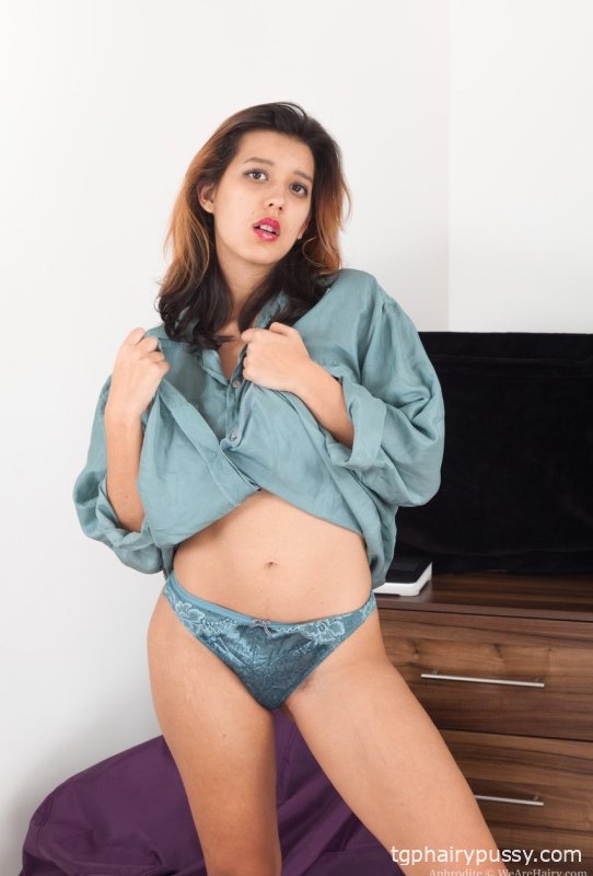 Любительница Афродита раздвигает голую, чтобы показать сморщенную попку и волосатую киску крупным планом