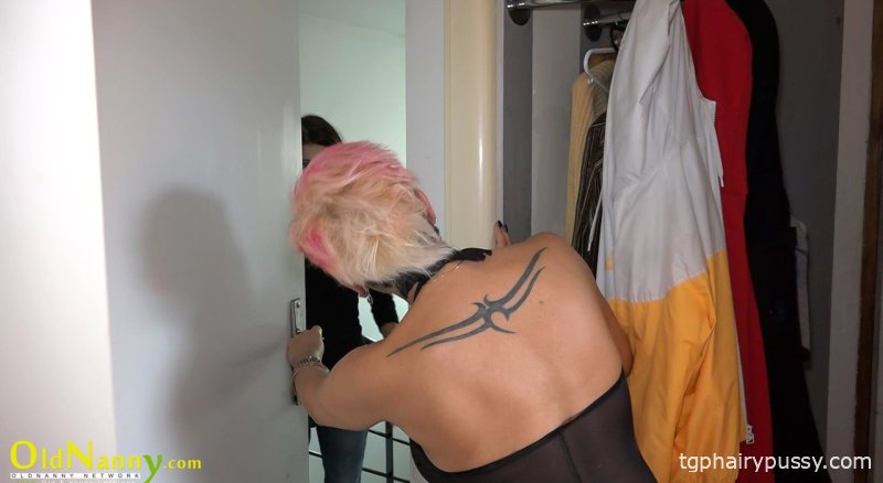 Шаловливая бабушка Рита наслаждается фистингом и игрушкой с молодой лесбиянкой