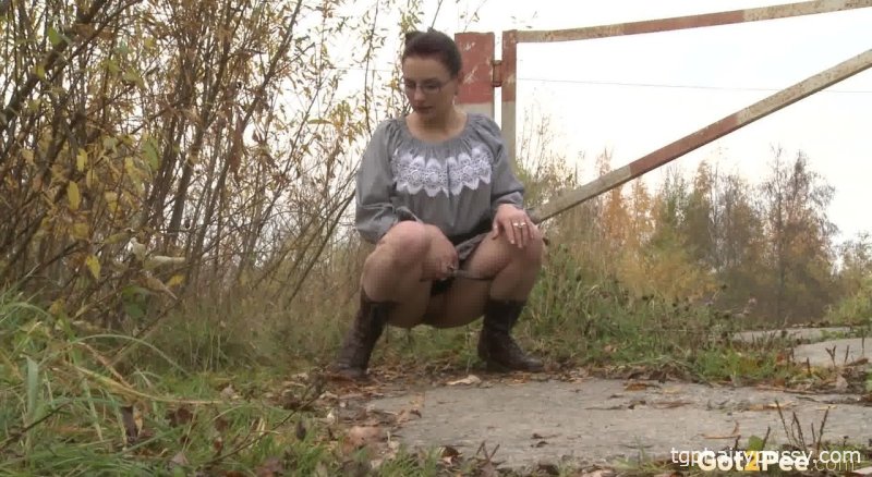 Ничего не подозревающая дама попала на шпионскую камеру, когда гуляла по юбке и писала на дорожке