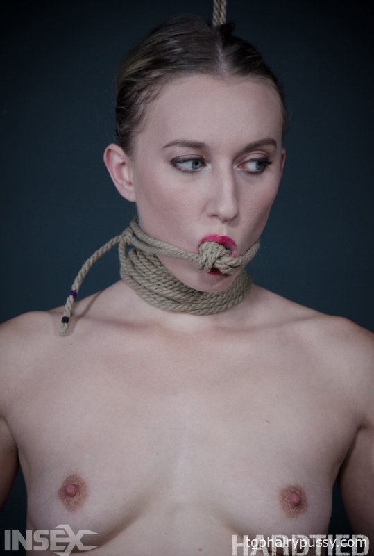 Белую девушку Райли Рейес связали и пытали в подземелье