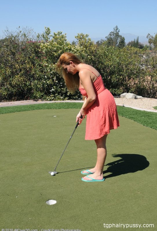 Милфа с большими сиськами Элексис Монро трет свою волосатую пизду на поле для гольфа