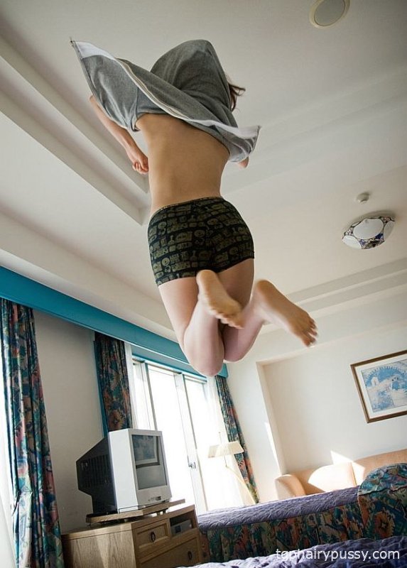 Симпатичная японка Мари Мисаки полностью раздевается во время сольного выступления