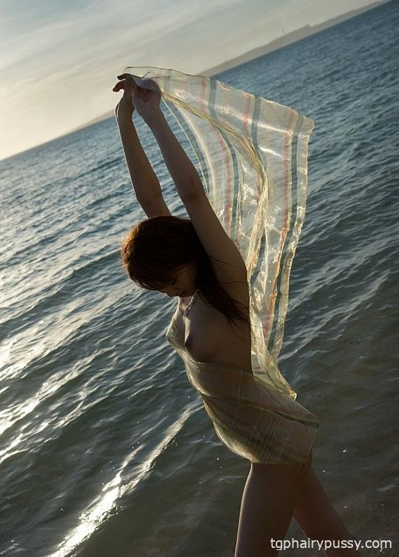 Симпатичная японка Мари Мисаки полностью раздевается во время сольного выступления