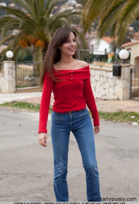 Горячая милашка показала небритое влагалище