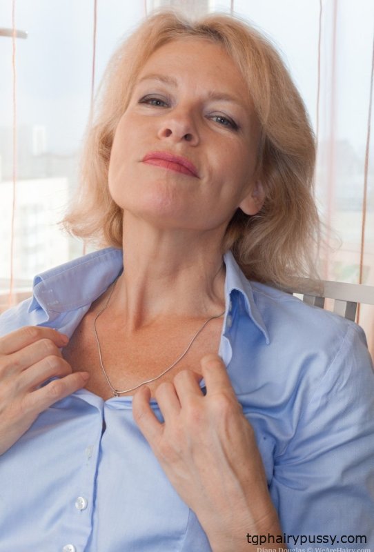 Зрелая дама со светлыми волосами Диана Дуглас растягивает свою волосатую пизду