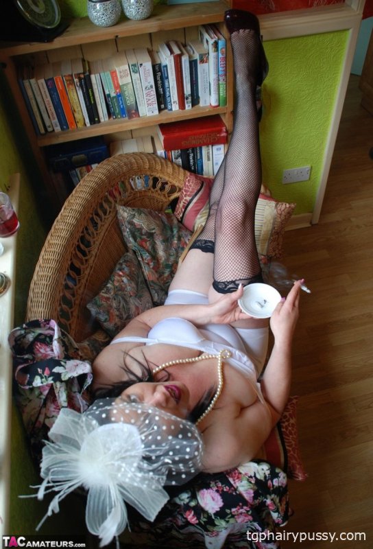 Пожилая британская любительница Джуси Джейни обнажает свой куст, пока курит и пьет