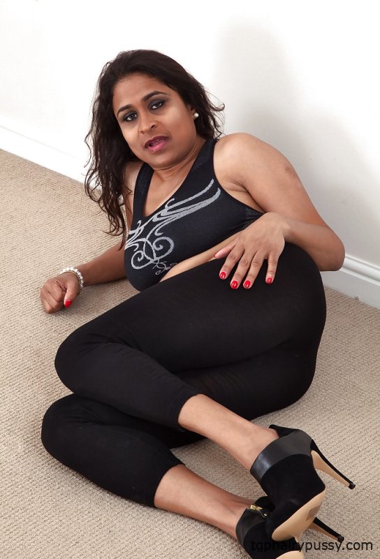 Грязная зрелая девушка раздевается и выставляет напоказ свою мохнатую щель