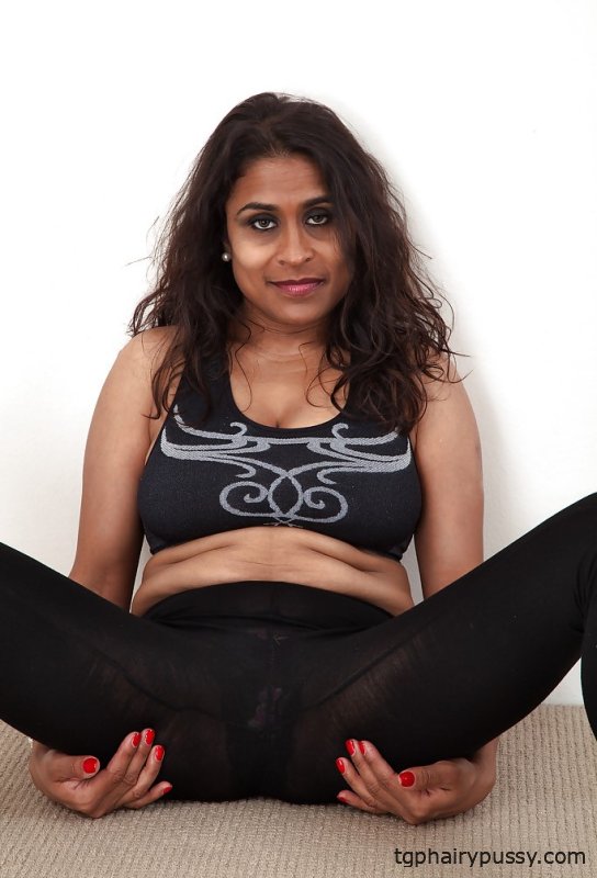 Грязная зрелая девушка раздевается и выставляет напоказ свою мохнатую щель