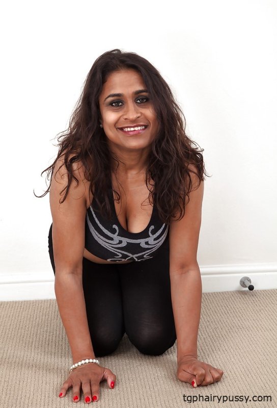 Грязная зрелая девушка раздевается и выставляет напоказ свою мохнатую щель