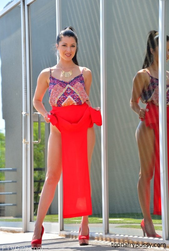 Грешница без трусиков Кэрри раздевается на публике и дрочит свою киску