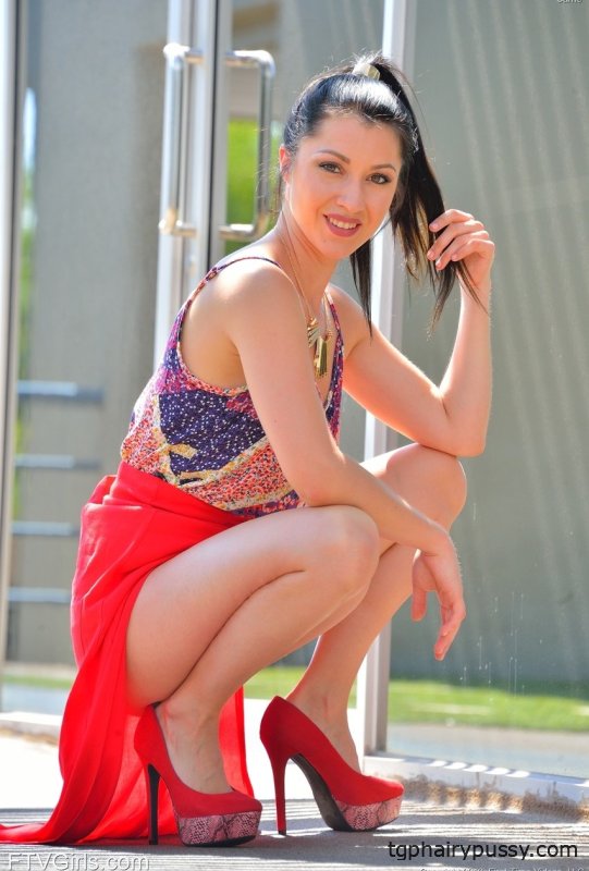 Грешница без трусиков Кэрри раздевается на публике и дрочит свою киску