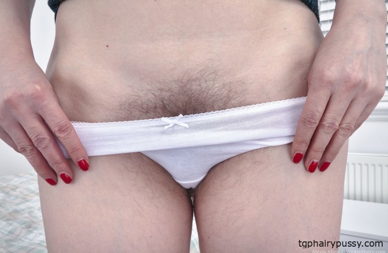 Пожилая любительница Алексия Аллен показывает свои пушистые ямки, а затем бобра на кровати