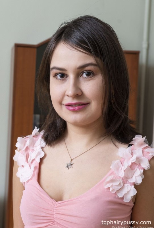 Любительница Ева Блэк показывает свои волосатые подмышки и пизду пока раздевается