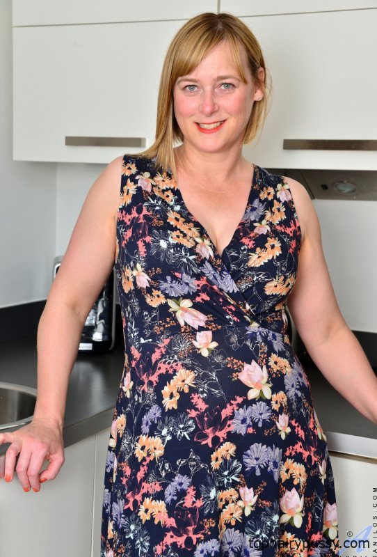 Фигуристая зрелая дама Эйприл раздевается и гладит свою волосатую розовую пизду