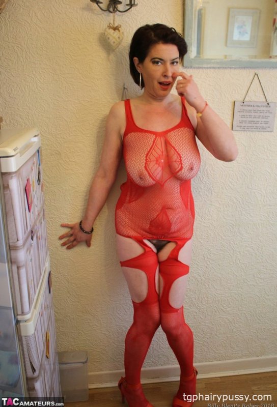 Большегрудая любительница Джуси Джейни показывает свое темное пятно в откровенном нижнем белье