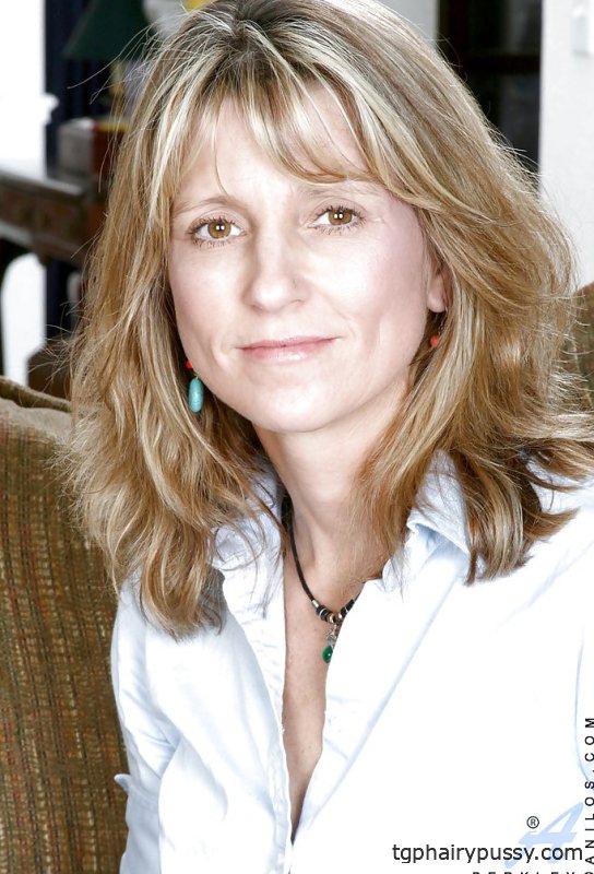 Горячая зрелая дама в мини-юбке показывает свои большие сиськи и мокрую бритую киску.