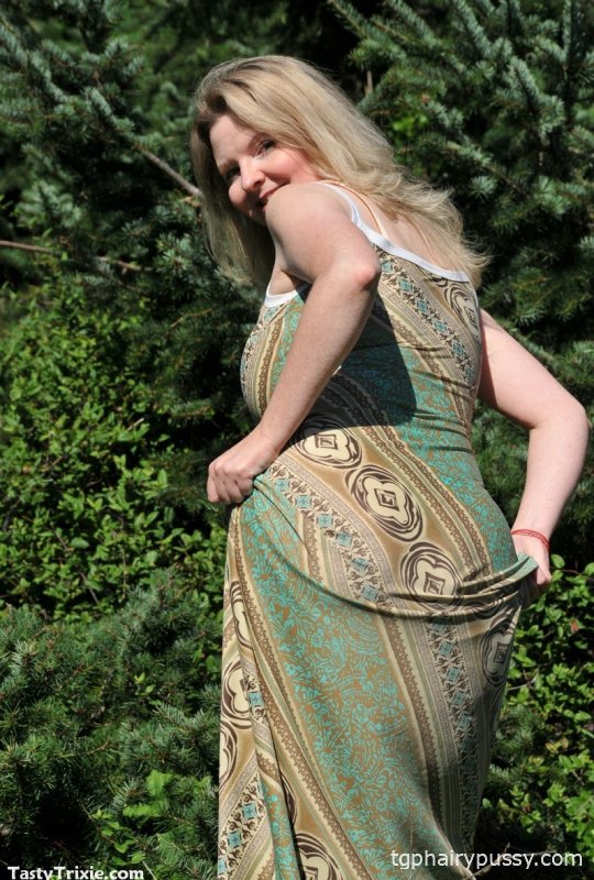 Зрелая любительница Tasty Trixie раскрывает большие натуральные сиськи перед хвойными деревьями