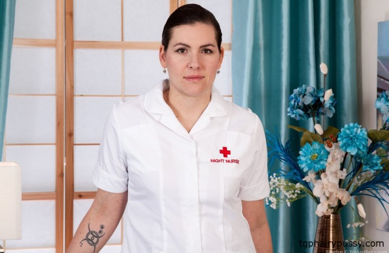 Брюнетка медсестра Шарлин раздвигает волосатую пизду в белом нейлоне и подвязках