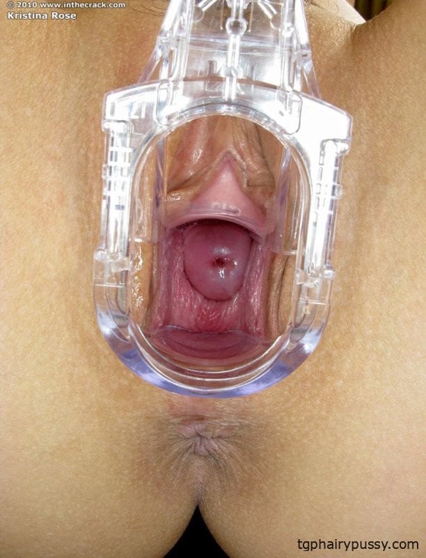 Симпатичная латина Kristina Rose раздевается для извращенного введения зеркала