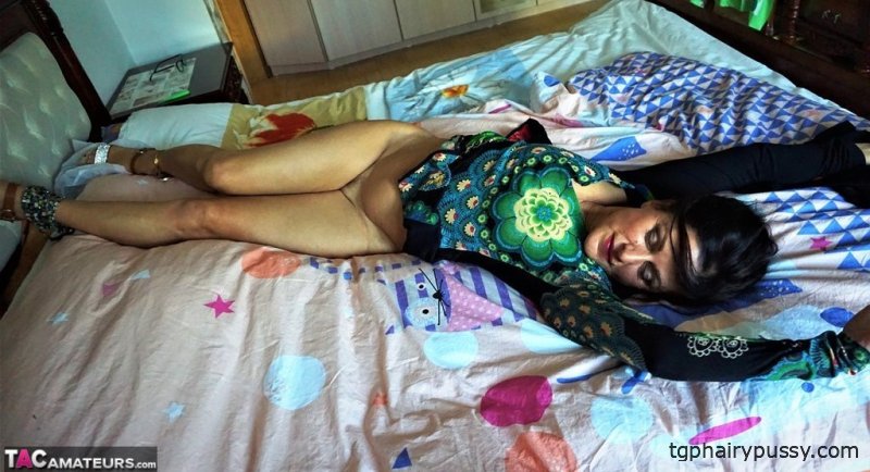 Зрелая женщина Диана Ананта демонстрирует свою вагину на кровати