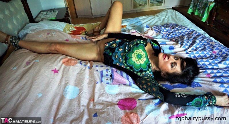 Зрелая женщина Диана Ананта демонстрирует свою вагину на кровати