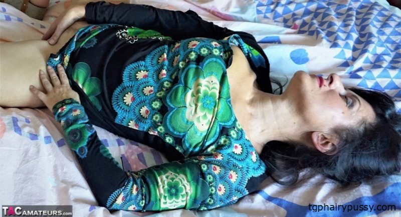 Зрелая женщина Диана Ананта демонстрирует свою вагину на кровати