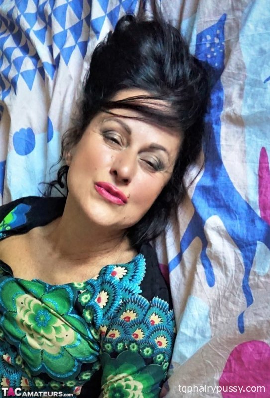 Зрелая женщина Диана Ананта демонстрирует свою вагину на кровати