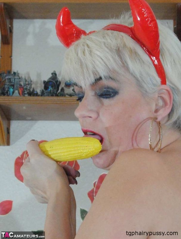 Дьявольская пожилая блондинка Димонти мастурбирует вибратором из кукурузных початков в сапогах ОТК