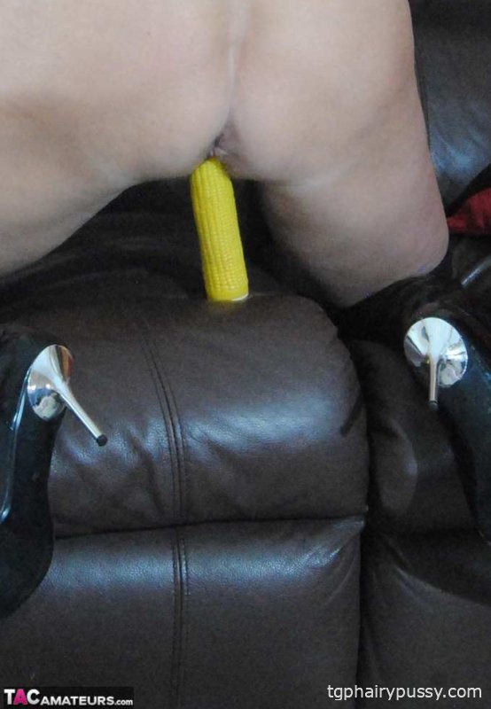 Дьявольская пожилая блондинка Димонти мастурбирует вибратором из кукурузных початков в сапогах ОТК